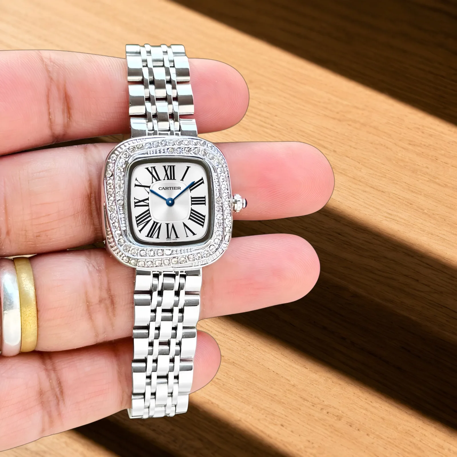 Iconic curves, timeless luxury — Coussin de Cartier Women's Live